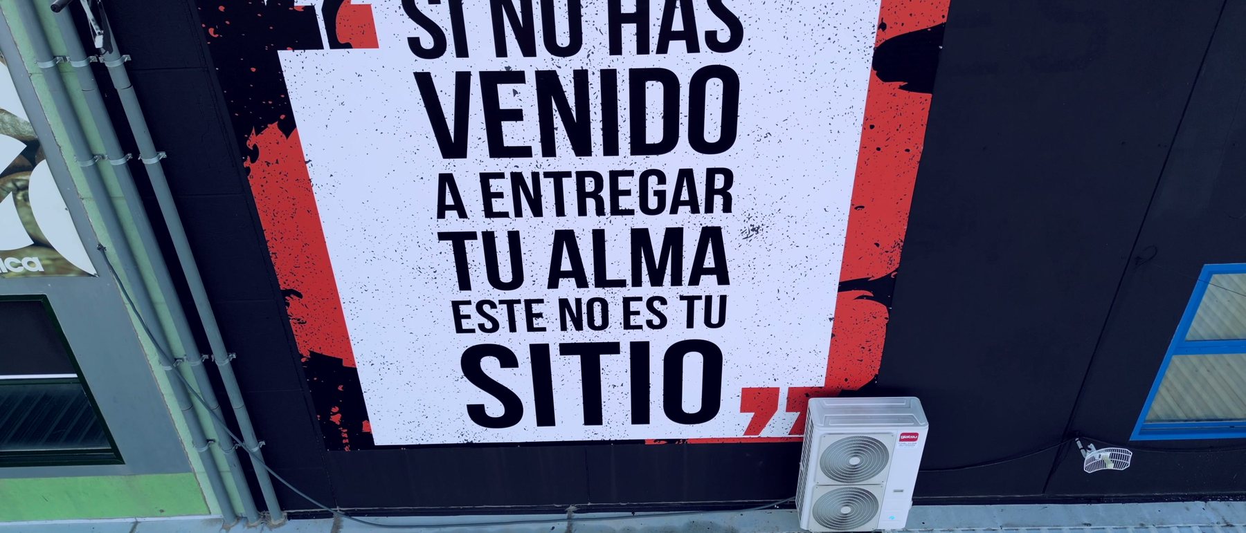 Fachada de Gym Evolution Beniel con su cartel: «Si no has venido a entregar tu alma, este no es tu sitio»